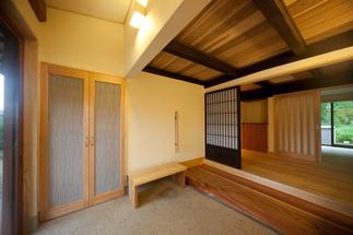 玄関からお庭が見える