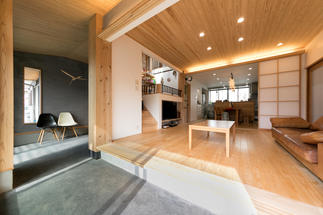 中二階の吹き抜けを作り子供たちに楽しく家族を見渡せる空間