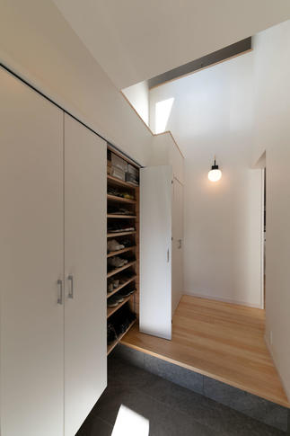 吹き抜けの外観は解放感のある明るい玄関