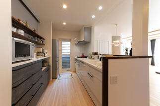 備え付けの棚にはおしゃれに魅せ使いがってもちょうどよいところに