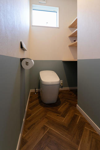 2トーンのクロスとへリングボーンの床で清潔感のある明るい空間に