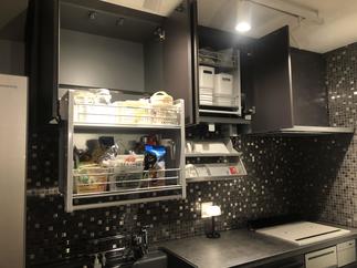 上部収納も取りやすい位置まで降りてくれるので、とっても使いやすいです。