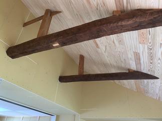 以前の住まいの屋根裏にあった梁を活かしてたデザイン