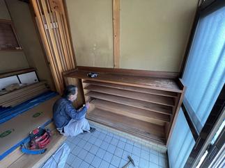 造り付けの玄関収納を撤去。