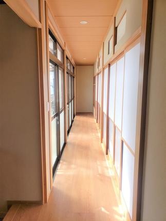 廊下の床と天井、壁も施工