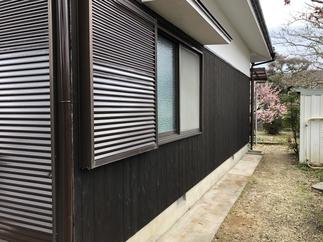 焼杉を張り替えと樋や雨戸を塗装