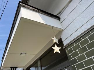 玄関の庇部分も塗装して、入る時から気分もあがりますね。