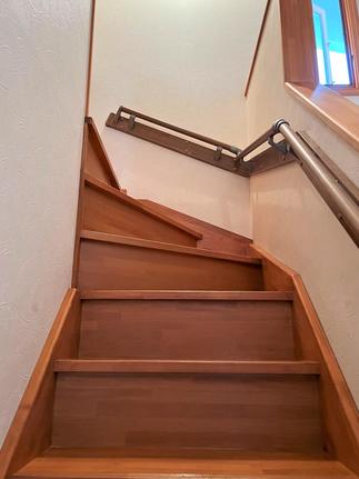 階段の手摺も設置し、安全性も向上しました！