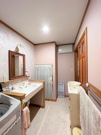 【施工後】洗面・脱衣室のクロスや床も張替えを行い、雰囲気も一掃！