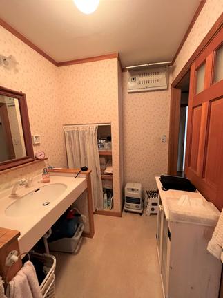 【施工前】洗面・脱衣室のクロスや床も張替えを行い、雰囲気も一掃！