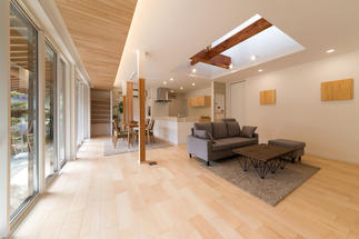 柔らかな木のぬくもり溢れる広々リビング