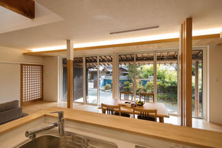 家族の様子も庭も見渡せるキッチン