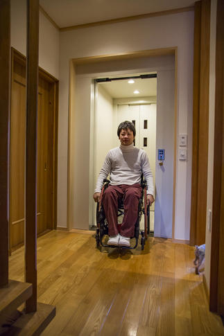 車いす用玄関直結のホームエレベーターで部屋の移動も、外出も楽々
