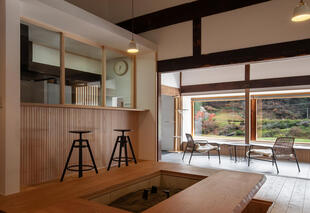 百年を超す歴史をつなぎ山間の眺望と暮らす家