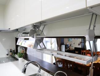 目の高さに機能的な収納を