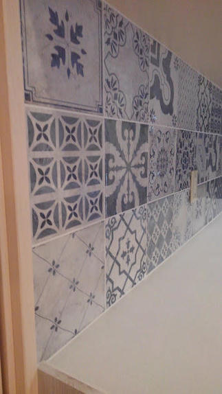 アンティーク感溢れる輸入タイル。ホワイトオークの扉柄とも相性抜群です。