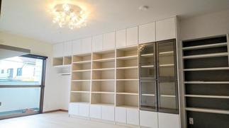 圧巻の壁面収納、旦那様こだわりのデザイン照明が生える大人な空間