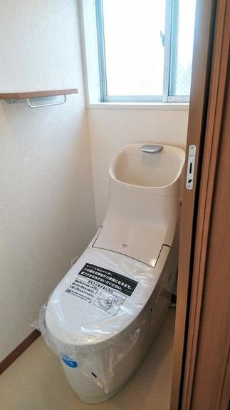 明るく清潔なトイレ