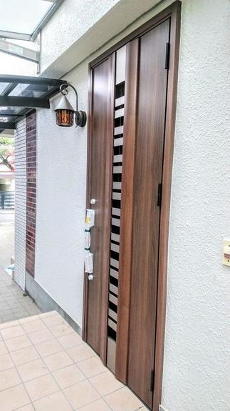 ２階用の玄関ドアを新設