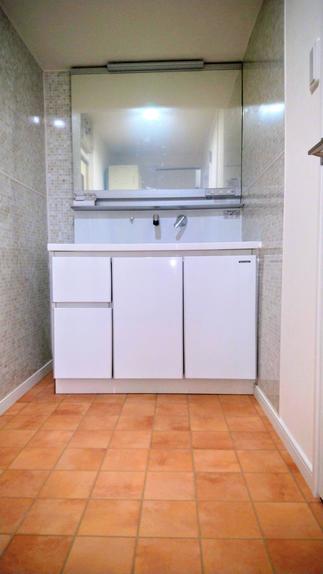 ホーローパネルを生かし、小物も自由自在に収納できる洗面スペース