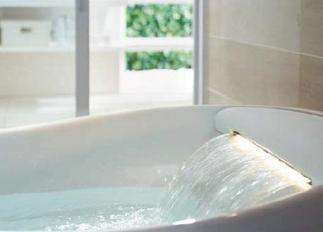 アクアフィール肩湯でリラックス　※カタログ参考写真です