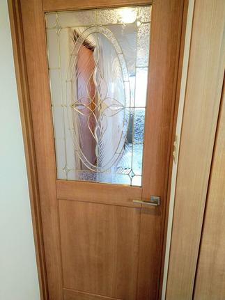 お部屋の中心にはエレガントなガラスドア