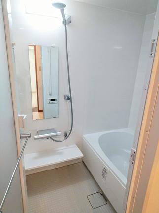 明るく清潔な浴室