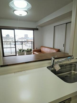 吊り戸を無くして夫婦の会話もはずむオープンキッチン