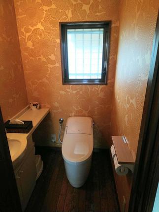 アジアンテイストな壁紙でシックな雰囲気のトイレ