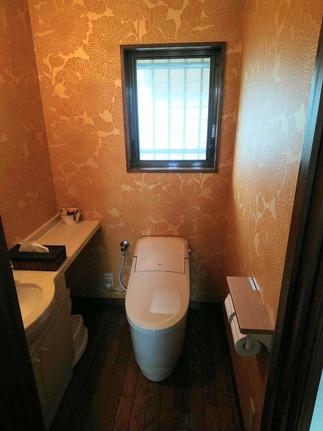 アジアンテイストな壁紙でシックな雰囲気のトイレ