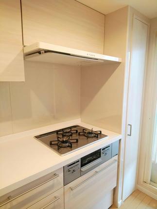 グレイッシュなベージュカラーが上品でエレガントなキッチンルーム<br>ワークトップは人造大理石のシュガーホワイト色で美しく清潔感が漂います。