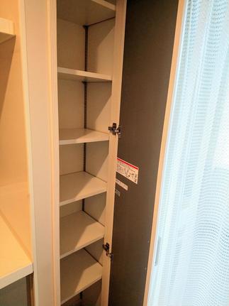 キッチン脇のスペースを最大限有効活用！天井までたっぷりと収納できる、パントリー。