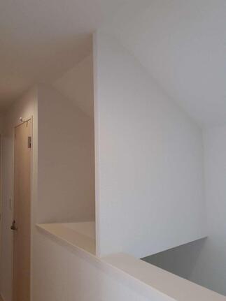 階段上の吹き抜けに収納を増設