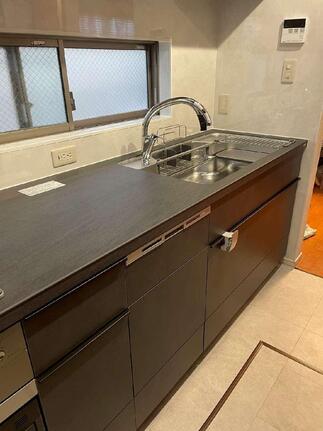 セラミックの美しさが際立つ、バサルトブラックの本体