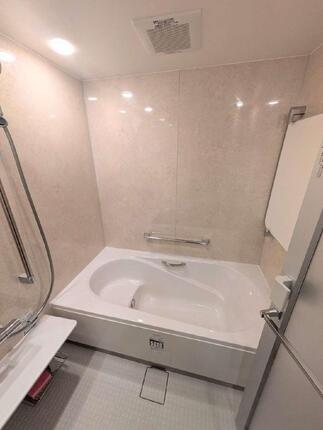 明るく上質なバスルームへ