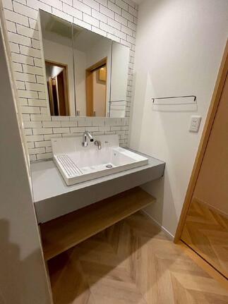 ◇2階 洗面：LIXIL カスタムバニティ（新商品）を採用した、ナチュラルで上質な洗面空間