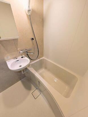 【LIXIL】コンパクトでも快適！シンプル＆清潔感あふれるユニットバス