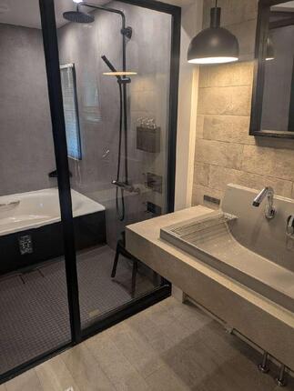 ガラス扉とブラックのアクセントが織りなす極上空間