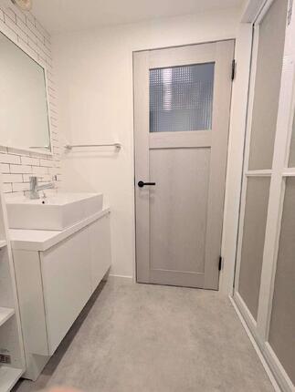 ブラックをやさしく効かせたグレージュモダン。