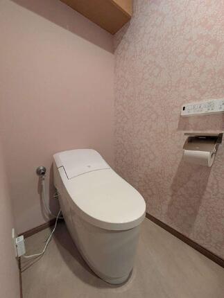 すっきりとした美しさが心地よい、落ち着きのあるトイレ空間。