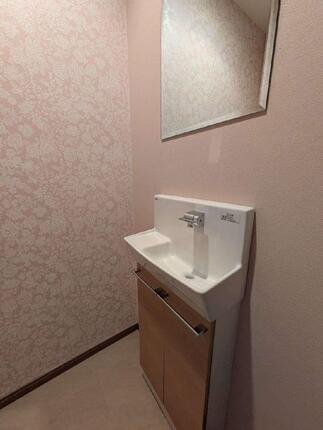 手洗いスペースには、コフレル ワイドの手洗キャビネットを採用。