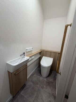 グレージュモダンなトイレ空間