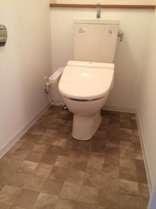 こだわりの床材で狭いトイレも楽しく