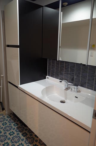 白とネイビーで大人のパウダールーム。