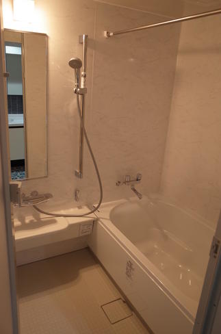 清潔間のあるホワイトで。換気乾燥暖房機も設置し、機能も充実です。