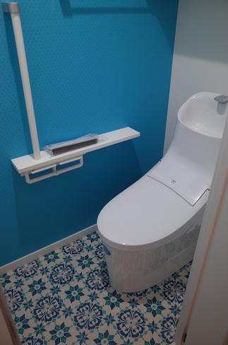 手すり機能のある紙巻台ですっきりしながらバリアフリー。