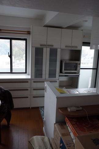 独立キッチンの間仕切り壁を除き、セミオープンキッチンにしました。