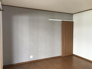 壁にアクセントクロスを貼りお洒落な空間に仕上がりました。