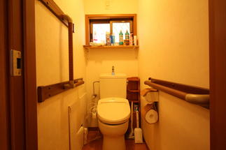 左右の壁面に手すりを取り付けました