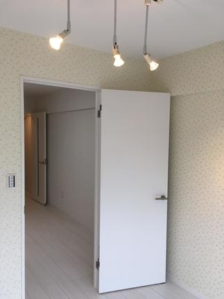 限られたスペースも色調で明るく広く感じられるように演出